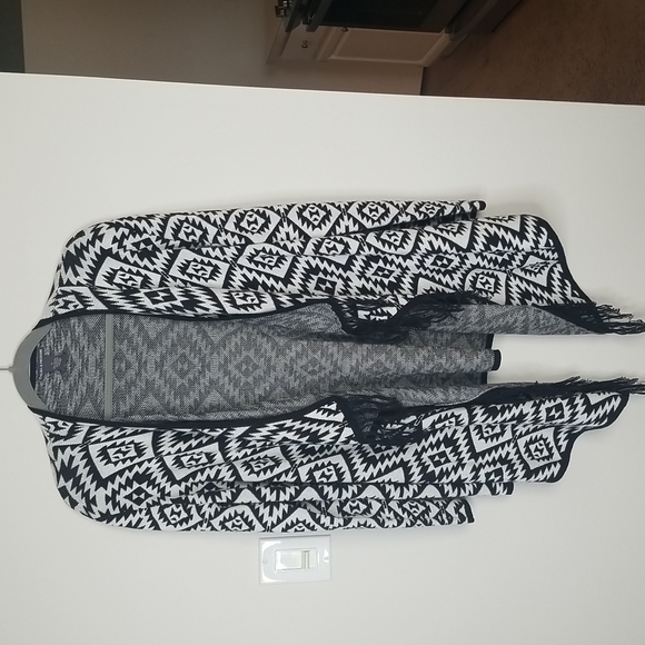 Chelsea & Theodore long Sleeve Sweater  Aztec Print with fringe - Picture 1 of 6